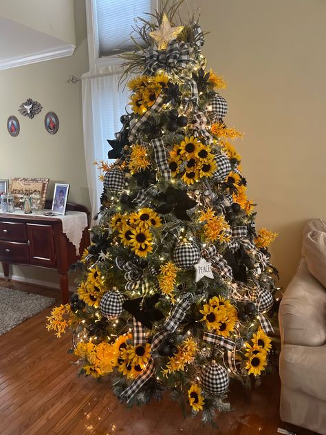 Sunflower Tree Christmas, Fall Tree Decorations Decorating Ideas, Fall Tree Decorations, Unique Christmas Trees Themes, Time Decorations, Fall Christmas Tree, Sunflower Wreath Diy, Sunflower Tree, Sunflower Christmas