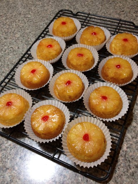 Pineapple upsidedown cupcakes Pineapple Upside Down Bundt Cake Recipe, Dessert Shooters Recipes, Pineapple Juice Recipes, Pineapple Cupcakes, Cupcake Maker, Cake Roll Recipes, Pineapple Desserts, Mini Bolo, Mini Bundt Cakes