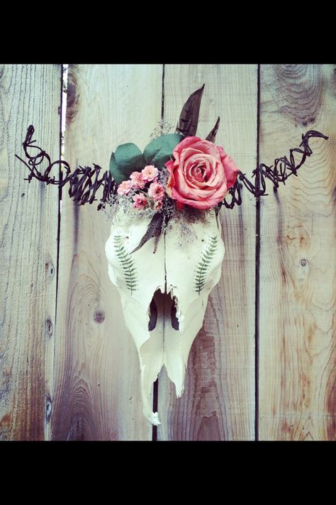 Awesome cow skull! Boar Skull, Decorative Skulls, Decorated Skulls, Skull Diy, Painted Skulls, Painted Cow Skulls, Skull Ideas, Cow Skull Decor, Antler Ideas