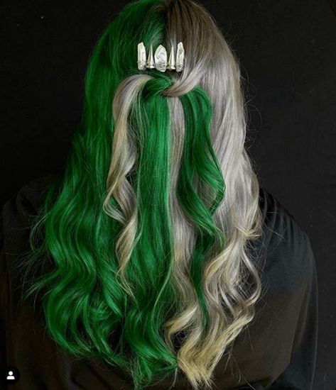 Green Hair Streaks, Unique Hair Colors, Dark Green Hair, Green Hair Dye, Split Dye, Split Dyed Hair, Hair Color Unique, Dyed Blonde Hair, Split Hair