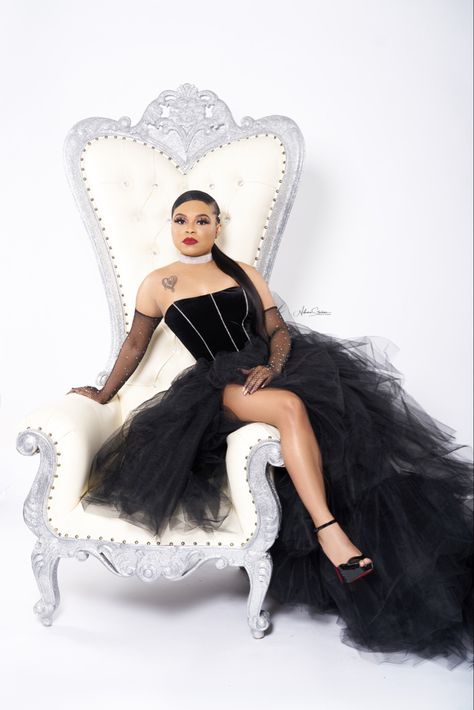 Throne Photoshoot, 25th Birthday Photoshoot, 30th Birthday Ideas For Women, 21st Birthday Photoshoot, Cute Birthday Pictures, Birthday Ideas For Her, Branding Photoshoot Inspiration, Throne Chair, Queen Birthday