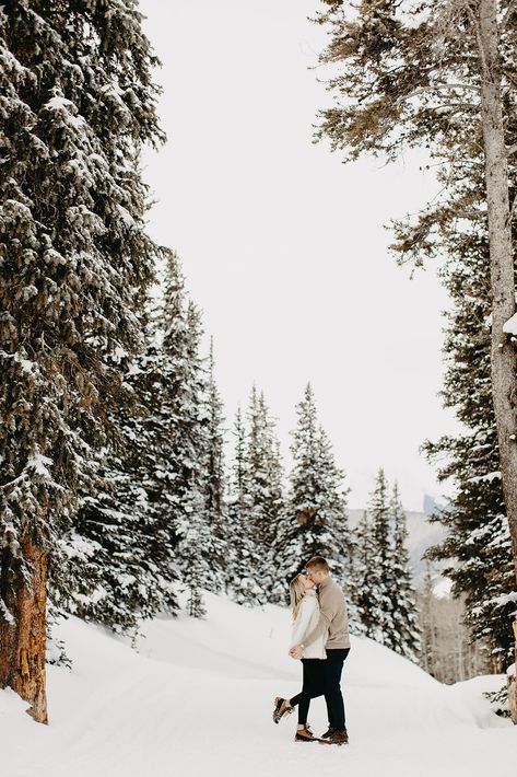 Mountain Christmas Pictures, Outdoor Winter Photography, Snow Engagement Pictures, Engagement Photos Mountains Winter, Snowy Engagement Photos Outfits, Winter Forest Engagement Photos, Couples Photos Winter, Engagement Photoshoot Winter, Engagement Photo Ideas Winter