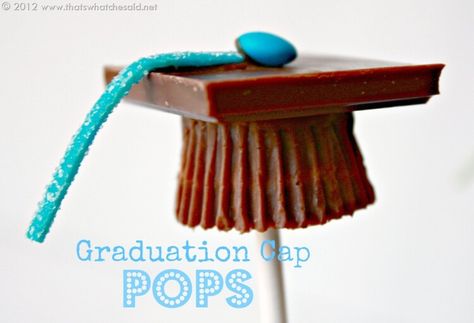 Make and adorable and tasty Graduation Cap Candy Pop Boquet for you favorite grad! Perfect for a centerpiece on the dessert table or as guest favors! Graduation Cap Candy, Graduation Food, Graduation Open Houses, 8th Grade Graduation, Graduation Candy, Graduation Party Favors, Chocolate Squares, Candy Pop, Candy Bouquet