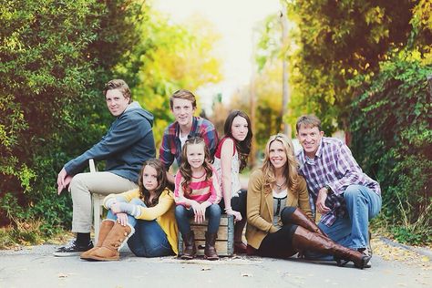 Like the crate Large Family Photography, Simplicity Photography, Large Family Portraits, Large Family Poses, Family Of 7, Large Family Photos, Photography Poses Family, Family Photo Pose, Family Inspiration