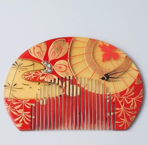 Kushi. Japanese lacquer comb. Miho Museum. Japanese Accessories, Asian Hair Ornaments, Miho Museum, Japanese Culture Art, Asian Accessories, Japanese Kanzashi, I M Pei, Japanese Lacquer, Japanese Costume