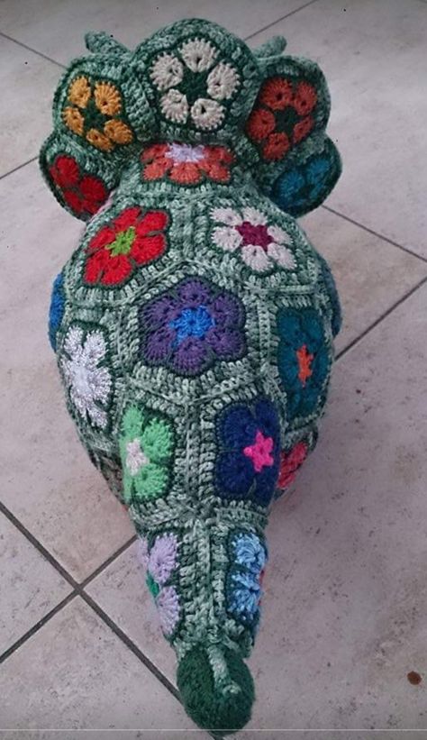 Crochet African Flower Triceratops, Flower Triceratops Crochet, African Flower Crochet Animals, Flower Animals, Crochet Dinosaur Patterns, Crochet African Flowers, Easy Crochet Animals, Crochet Dinosaur, African Flowers