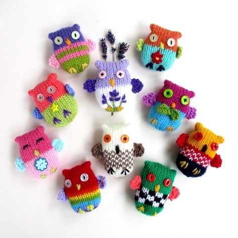 These Pocket-Sized Charms Are A Hoot: Knit 10 Tiny Owls In No Time - KnitHacker Crochet Ponytail Hat Pattern, Ponytail Hat Pattern, English Knitting, Ponytail Hat Crochet, Pocket Pals, Knitted Owl, Knitting Bag Pattern, Knitting Toys, Christmas Knit