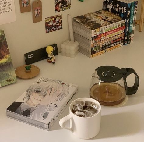 Manga Photos Aesthetic, Manga Photography, Anime Life Aesthetic, White Anime Room Aesthetic, Manga Studying Aesthetic, Aesthetic Manga Book, Anime Desk Aesthetic, Desk Anime Decor, Anime Desk