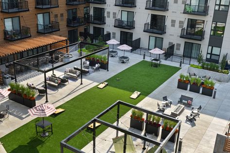 Apartment Courtyard Ideas, Condominium Landscape Design, Multifamily Courtyard Design, Backyard Multicourt, Apartment Complex Courtyard, Multi Residential Apartments Plans, Apartment Courtyard, Apartment Outdoor Space, Apartment Complex Amenities