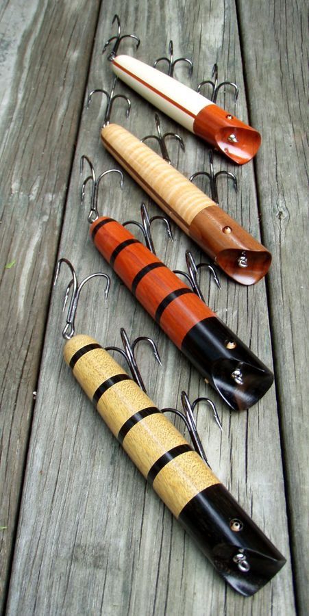 Peche musky Wooden Fishing Lures, Pesca In Mare, Antique Fishing Lures, Homemade Fishing Lures, Diy Fishing Lures, Vintage Fishing Lures, Bass Fishing Lures, Bass Fishing Tips, Lure Making