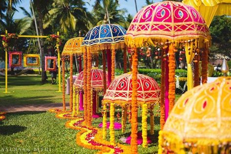 Genda Phool, Mehendi Ideas, Marigold Wedding, Mehendi Decor Ideas, Expensive Flowers, Wedding Hall Decorations, Umbrella Decorations, Ideas Fiesta, Marriage Decoration