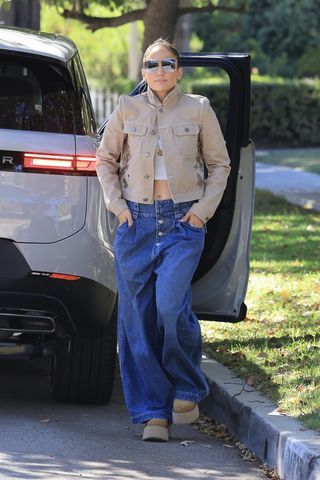 Tan Jean Jacket, Jennifer Lopez Outfits, Ben Affleck Jennifer Lopez, Fall Winter Wardrobe, Denim Trends, Jeans Fashion, Ben Affleck, Fashion People, Long Sleeve Turtleneck