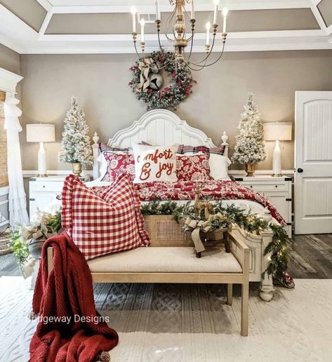 Have A Magical Christmas: 80 Decorating Ideas For Holiday Cheer Holiday Bedroom Decor, Farmhouse Bedrooms, Room Decor Christmas, Holiday Bedroom, Painting House, Holiday Room, Christmas Bedding, Beach Homes, Christmas Decorations Bedroom