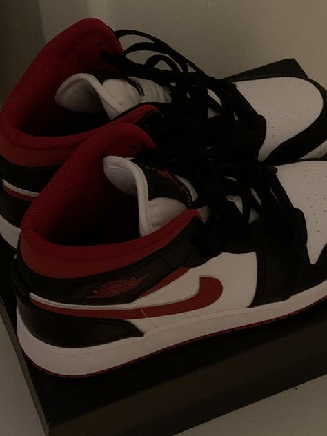 Black And Red Jordans, Red And Black Jordans, Red And White Jordans, Red Nike Shoes, Red And Black Shoes, Pretty Sneakers, Red Jordans, Cute Nike Outfits, Nike Shoes Girls