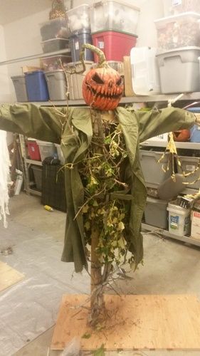 Diy Halloween Decorations Outdoor Scarecrow, Standing Scarecrow Diy, Diy Scary Scarecrow Decoration, Diy Cornfield Halloween, Pumpkin Head Scarecrow Diy, Outdoor Scarecrow Diy, Barbie Scarecrow Ideas, Scarecrow With Pumpkin Head, Scarecrow Decorations Front Yards