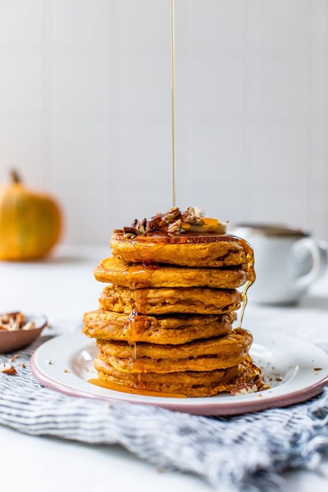 Healthy Pumpkin Pancakes {Easy and FLUFFY} – WellPlated.com Pumpkin Oatmeal Pancakes, Vegan Pumpkin Pancakes, Fluffy Pumpkin Pancakes, Pumpkin Pancakes Easy, Low Calorie Pumpkin, Pumpkin Protein Pancakes, Healthy Pancake, Well Plated, Yummy Pancake Recipe