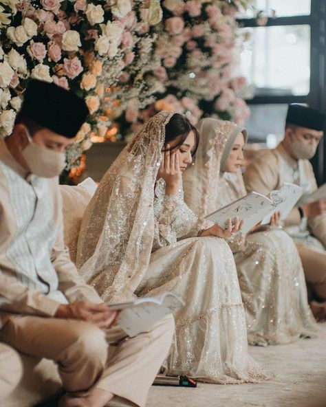 Decor Aqiqah, Malaysian Wedding, Javanese Wedding, Wedding Reception Layout, Linen Dress Pattern, Nikah Outfit, Kebaya Wedding, Muslim Wedding Photography, Kebaya Modern Dress