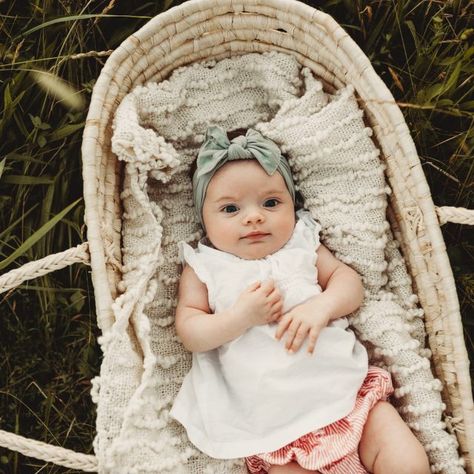 6 Month Milestone Pictures Outdoor, Moses Basket Newborn Photos, Newborn Moses Basket Photography, Baby Basket Photoshoot, Baby In Basket Pictures, Moses Basket Photography, Newborn Moses Basket, Infant Photoshoot, Basket Photography