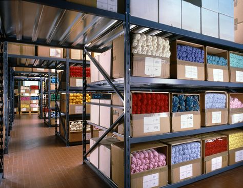 Retail Organization Ideas, Inventory Organization Storage, Milky Tomato, Warehouse Office Design, Warehouse Organization, Warehouse Layout, Warehouse Interior, Inventory Organization, Inventory Storage