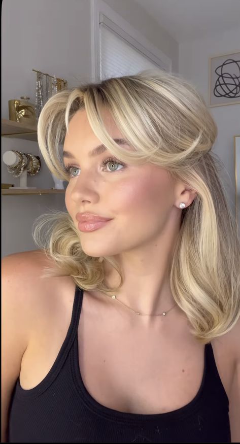 Short Blonde Hair Styles With Bangs, Blonde Hair Collar Bone Length, Short Blonde Hair Hairstyles, Short Blonde With Curtain Bangs, Cropped Blonde Hair, Light Blonde Balayage Short Hair, Light Blonde Medium Length Hair, Natural Blonde Balayage Short Hair, Collar Bone Length Hair Blonde