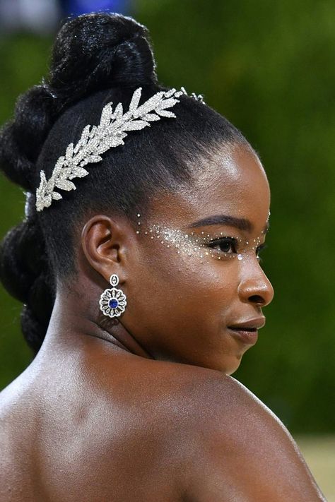 Met Gala 2021: Celebrities Wearing Crystal Hair and Makeup Rihanna Met Gala Makeup, Met Gala Makeup Ideas, Surrealism Ball, Gvf Outfit, Met Gala Makeup, Gala Makeup, Masquerade Makeup, Ethereal Romantic, Jewel Makeup