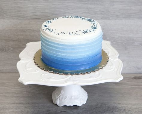 Blue Round Cake, Round Cake Ideas, 1 Tier Cake, Anniversary Cake Designs, Round Wedding Cakes, Smash Cakes, Plain Cake, Babies Stuff, Simple Cake Designs