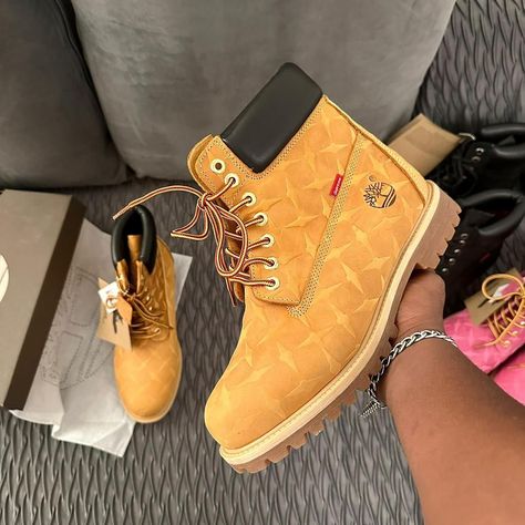 Supreme NYC X Timberland Diamond Plate 6 inch Waterproof Boots Size 40-45 Price: N100k Disclaimer :kherahshoes is not affiliated with the brand All copyrights are duly reserved by the brand Diamond Plate, Luxury Sneakers, 6 Inches, Waterproof Boots, Boots, Sneakers