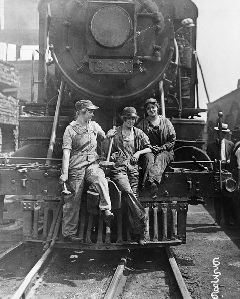 Female railroad workers at Bush Terminal during World War I  New York City Old Trains, Steam Engine, Train Tracks, White Photo, Vintage Pictures, Women In History, Vintage Photographs, A Train, Vintage Photography