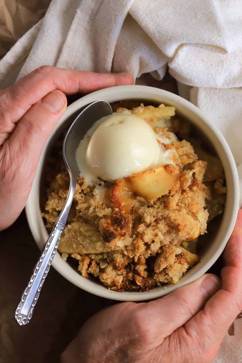 Savor the flavors of our Sugar-Free Apple Crisp - a low carb and diabetic-friendly dessert that's both healthy and delicious. Enjoy the goodness of fresh apples, warm spices, and a crunchy topping without the added sugar. Perfect for guilt-free indulgence! Spple Crisp, Apple Recipes For Diabetics, Low Carb Apple Crisp, Sugar Free Apple Crisp, Sweets For Diabetics, Crisp Desserts, Apple Treat, Apple Crisp Recipe, Sugar Free Recipes Desserts