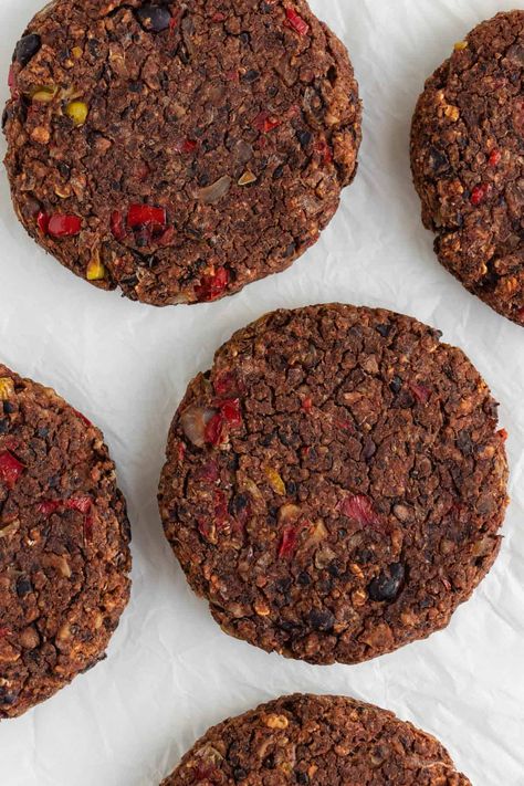 The best vegan black bean burgers are easy, healthy, gluten-free, and flavorful! The "meaty" patties are made with simple ingredients like beans, oats, walnuts, corn, and peppers. No breadcrumbs, no flour, and no eggs! #vegan #blackbeanburger #veganburger #veggieburger #glutenfree Black Bean Burger No Egg, Vegan Black Bean Burgers, Black Bean Patties, Vegan Black Bean Burger, Bean Burgers, Red Onion Salad, Vegan Black Bean, Black Bean Burgers, Vegan Beans