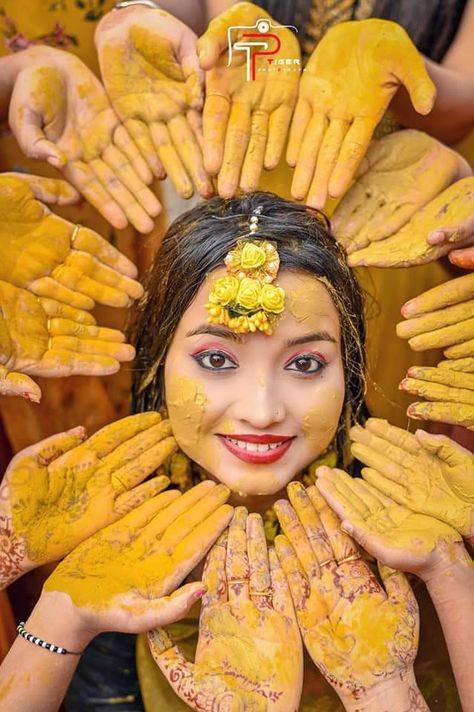 Haldi Closeup Photo, Haldi Photo Poses, Haldi Stills, Haldi Video, Haldi Pic, Haldi Pics, Mehendi Photography Bridal, Haldi Photography Ideas, Haldi Rasam