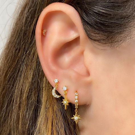 Girls Crew Earrings, 3rd Ear Piercing Ideas, Pircing Ears Girl, 3 Lobe Piercings And 1 Cartilage, Three Piercings Ears, 3 Lobe Piercings Ideas, Third Ear Piercing, Triple Ear Piercing, Three Ear Piercings