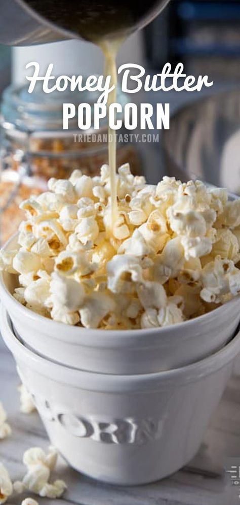 This honey butter popcorn is SO GOOD. It is the perfect snack recipe. A wonderful combination of salty and sweet. Kapha Recipes, Popcorn Recipes Sweet, Popcorn Popping, Popcorn Recipes Easy, Marshmallow Popcorn, Healthy Snacks To Make, Serving Ideas, Popcorn Seasoning, Popcorn Recipe