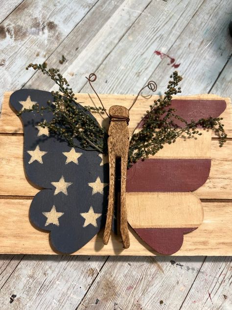 Patriotic Wood Crafts, Americana Crafts Diy, Fouth Of July Crafts, Butterfly Sign, Patriotic Crafts Diy, Clothespin Crafts Christmas, Summertime Crafts, Americana Crafts, Rustic Americana