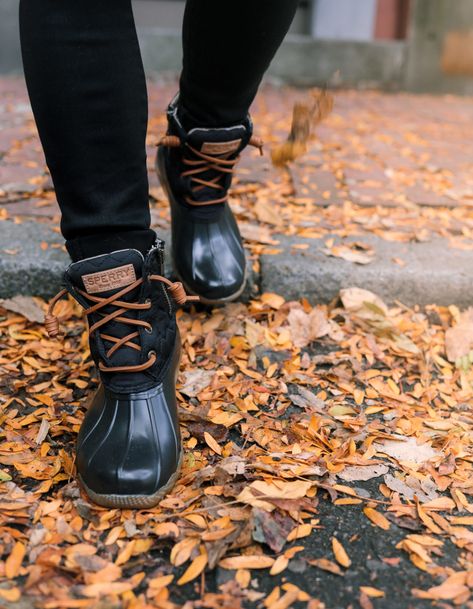 Sperry saltwater duck boots // waterproof boots for fall, winter + spring in New England Duck Rain Boots Outfit, Black Duck Boots Outfit, Duck Boot Outfit Winter, Sperry Duck Boots Outfit Fall, Sperry Rain Boots Outfit, Sperry Boots Outfit, Duck Boots Outfit Fall, How To Style Sperry Duck Boots, Black Sperry Duck Boots Outfit