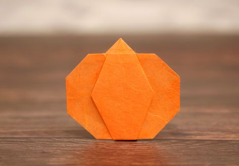 How to make an origami pumpkin for Halloween Pumpkin Craft For Kids, Origami Pumpkin, Origami Penguin, Paper Pumpkin Craft, Origami Lampshade, Owl Tutorial, Halloween Origami, Pumpkin For Halloween, Paper Mache Pumpkins