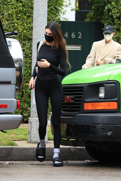 Kendall Jenner Corpo, Celebrity Athleisure, Kendall Jenner Estilo, Kendall Jenner Body, Estilo Kardashian, Pilates Outfit, Trajes Kylie Jenner, Gymwear Outfits, Kendall Jenner Street Style