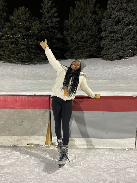 Ice Skating Outfit Outdoor, Simple Ice Skating Outfits, Going Ice Skating Outfit, Ice Skating Outfit Black Women, Ice Rink Outfit, Indoor Ice Skating Outfit With Friends, Hairstyles For Ice Skating, Ice Skating Outfit Date, Black Ice Skater Aesthetic