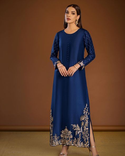 𝐋𝐮𝐩𝐢𝐧𝐞 This blue maxi flows gracefully, outlining an eclectic silhouette and embellished with exquisite workmanship on its radiant… | Instagram Blue Pakistani Dress, Maxi Design, Desi Wedding Dresses, Kaftan Designs, Casual Party Outfit, Lace Dress Design, Velvet Dress Designs, Latest Bridal Dresses, Trendy Shirt Designs