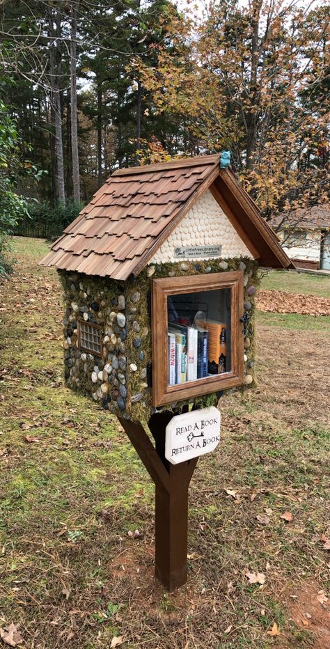 Mini Library Outdoor, Library Boxes Front Yards Diy, Free Little Library Ideas, Mail Box Garden, Backyard Library, Little Library Ideas, Little Free Library Ideas, Fairy Library, Outdoor Library