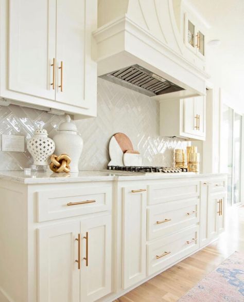 Efficiency Kitchen, Makeover Kitchen, Classic White Kitchen, Painted Kitchen Cabinets Colors, Best Kitchen Cabinets, Kitchen Organisation, Timeless Kitchen, Kitchen Cabinets Decor, Inspiration Kitchen