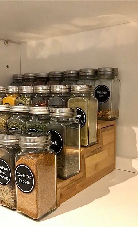 Sharing how to organize spice cabinets using simple products from Amazon! I'm very grateful for Seasoning Rack Ideas, Condimenteros Ideas, Spices Organization Ideas, Spice Cupboard Organization, Spices Organization, Snack Pantry, Spice Pantry, Organize Spices, Spice Cabinets