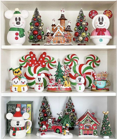 Disney Christmas Diy, Disney Gingerbread, Disney Christmas Crafts, Mickey Mouse Christmas Tree, Deco Disney, Disney Christmas Decorations, Disney Room Decor, Gingerbread Christmas Tree, Disney Christmas Tree