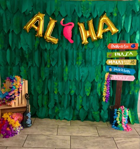 Hawaiian Decorations Hawaii Theme, Hawaiian Photo Backdrop, Aloha Photo Booth, Luau Backdrop Ideas, Luau Photo Backdrop, Hawaii Backdrop, Luau Backdrop, Paper Tropical Leaves, Moana Decor