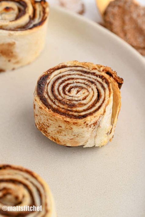 Keto Cinnamon Rolls Tortillas Air Fryer, Tortilla Cinnamon Roll Bites Air Fryer, Low Carb Tortilla Dessert Recipes, Dessert Tortilla Recipes, Protein Cinnamon Rolls Healthy, Cinnamon Tortilla Roll Ups, Tortilla Cinnamon Roll Bites, Tortilla Cinnamon Rolls, Tortilla Dessert