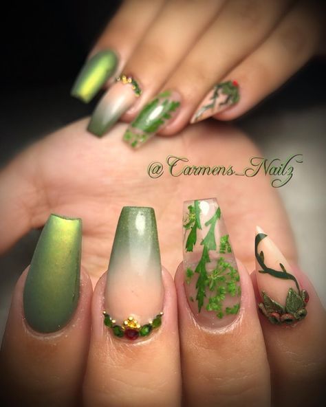 Poison Ivy Nail Art | 25 Batman Villain Nail Looks That Would Make Even the Dark Knight Shiver | POPSUGAR Beauty Poison Ivy Nails, Batman Nails, Ivy Nails, Poison Ivy Halloween Costume, Batman Villain, Poison Ivy Costumes, Nail Looks, Halloween Makeup Inspiration, Games Diy