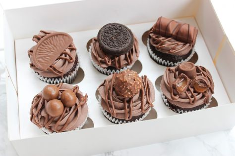 Chocolate Cupcake Designs Ideas, Chocolate Cupcakes Decoration Ideas, Birthday Cupcakes Chocolate, Male Birthday Cupcakes, Chocolate Cupcakes Aesthetic, Chocolate Cupcake Decorating Ideas, Chocolate Cupcake Decoration, Chocolate Cupcakes Birthday, Chocolate Birthday Cupcakes