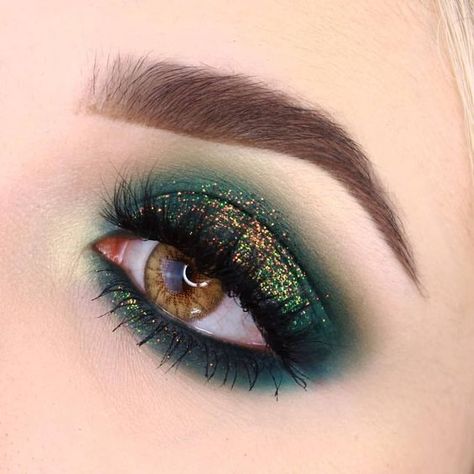 Festive Eye Makeup, Festival Eye Makeup, Make Up Designs, Green Smokey Eye, Eye Makeup Ideas, Eye Makeup Designs, Makeup Aesthetic, Makijaż Smokey Eye, Makeup Eye Looks