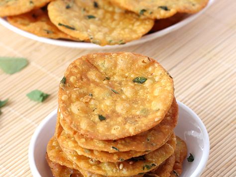 Methi Puri-1                                                       … Methi Poori Recipe, Methi Puri Recipe, How To Make Crisps, Puri Recipe, Veg Snacks, Puri Recipes, Fenugreek Leaves, Paratha Recipes, Indian Bread