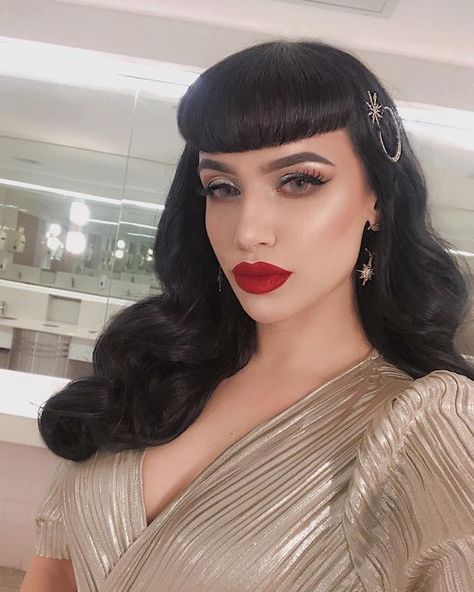 𝓜𝓪𝓻𝓲𝓷𝓪 𝓓𝓲𝓪𝓴𝓪𝓽𝓸𝓼🥀 on Instagram: "I rarely ever get to have my makeup done by someone else, but recently had my beautiful, talented friend @mybeautybreakdown bless my face and she never disappoints❤️" Bettie Bangs Hairstyles, Bettie Bangs, Betty Bangs, Bangs Hairstyles, Rockabilly Fashion, Retro Hairstyles, Adriana Lima, 1950s Fashion, Vintage Hairstyles